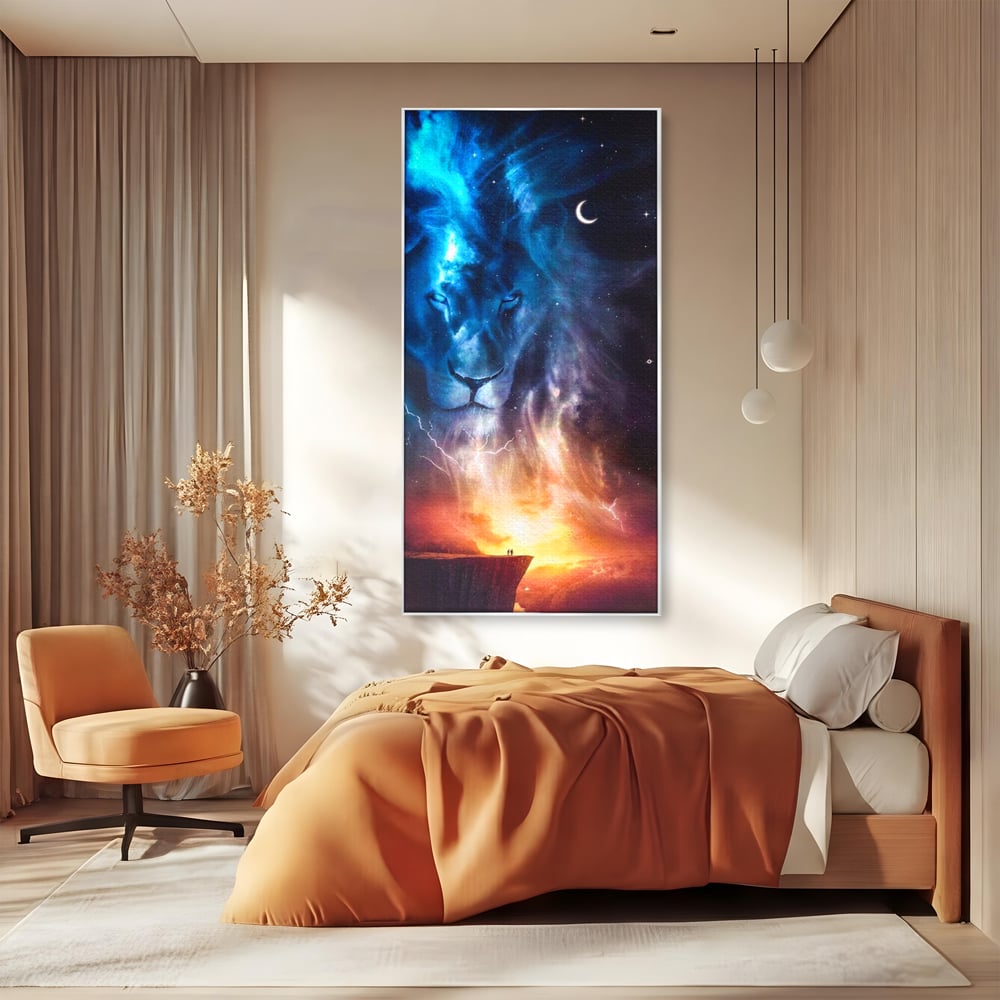 Tablou canvas cu tablou canvas cu leu in univers, in rama de aluminiu argintiu, pe perete intr-un dormitor